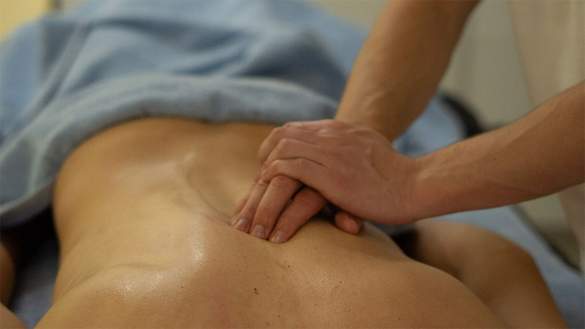 Massage in SAlzburg - Masseur Thoams Kogler bei einer Rückenmassage